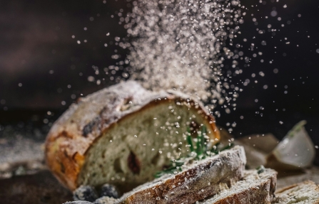 Gesneden brood op een houten tafel, symbool voor glutenvrije etikettering