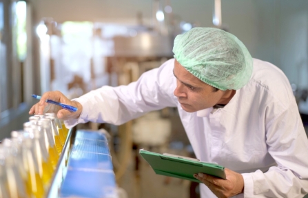 Kwaliteitsmedewerker controleert producten aan een productielijn