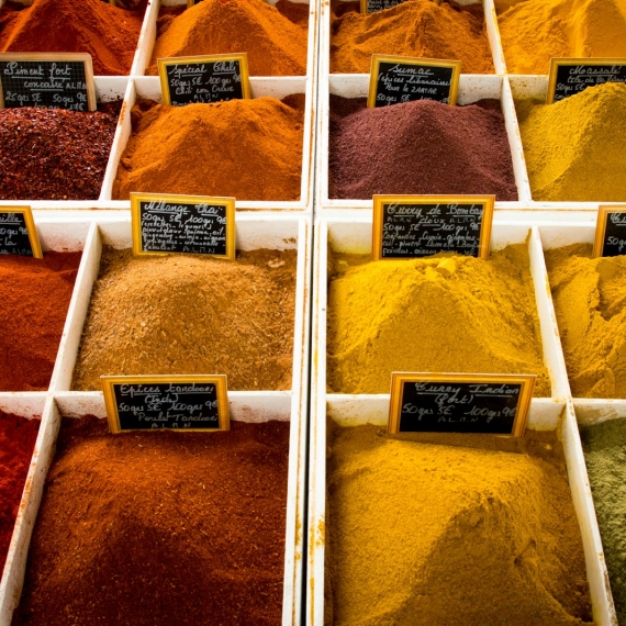 Kleurrijke specerijen en kruiden als grondstof voor halal- en kosher-gecertificeerde voeding