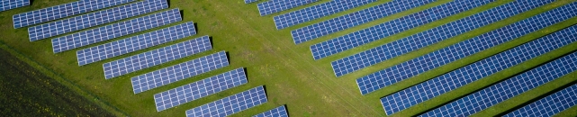 Zonnepanelen op een rij, symbool voor duurzaamheid en CO2-reductie